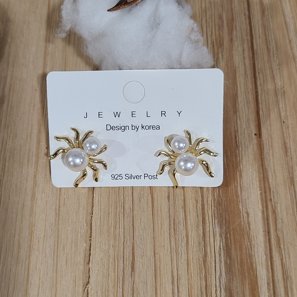 🕷🕷NEW🕷🕷GORGEOUS!! Faux Pearl Spider Earrings in 925 Silver Posts - Picture 9 of 16